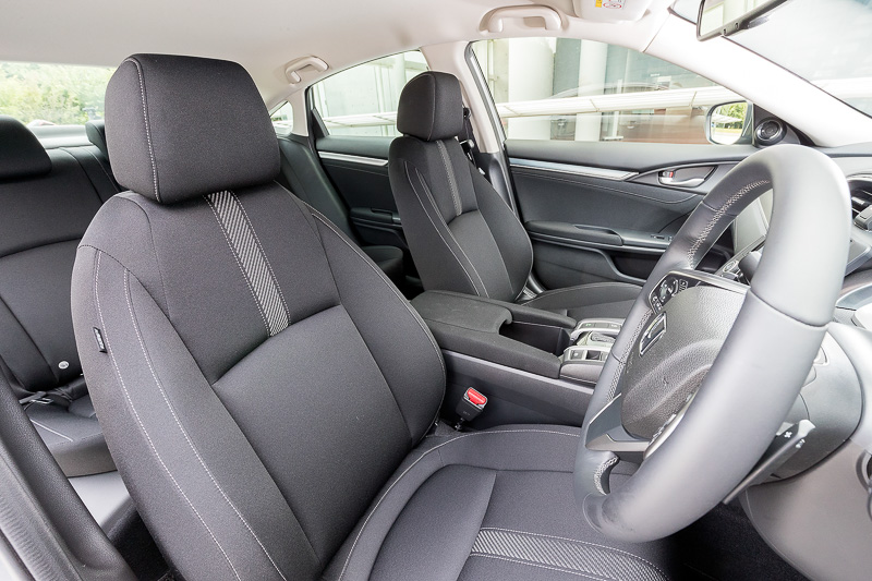 フロントシートはショルダー部がスリムな形状