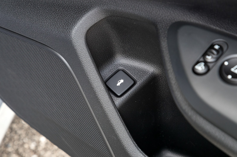 ポケット前方にトランクリッドのオープナーがある