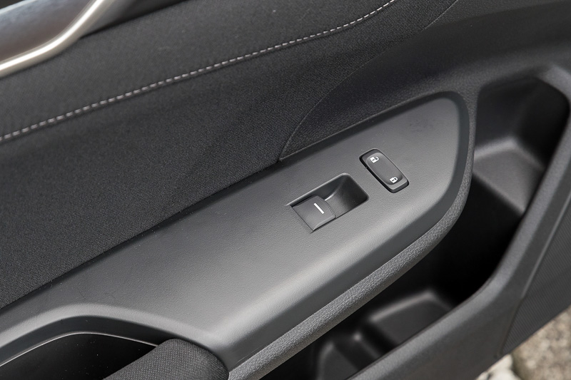 助手席側のパワーウィンドウスイッチ。こちらにもロック/アンロックのスイッチがある