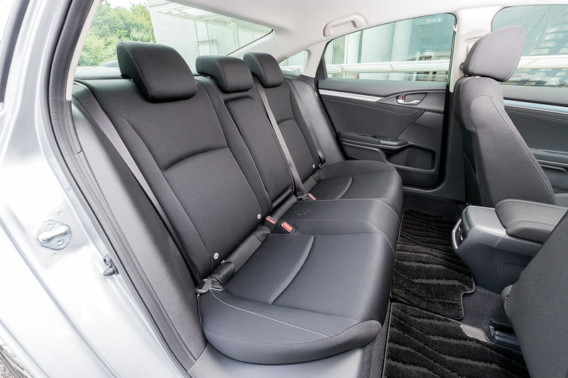 リアシートの足下は十分な広さを持つ。後席ヒザまわりもフロントシートを薄くすることで、先代から55mmほど広くなっている