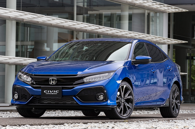 ハッチバックで採用するリアまわりのウィンドウは、セダンのソフトタイプと異なり色の濃いプライバシータイプになる。リアオーバーハングはセダンより130mm短い