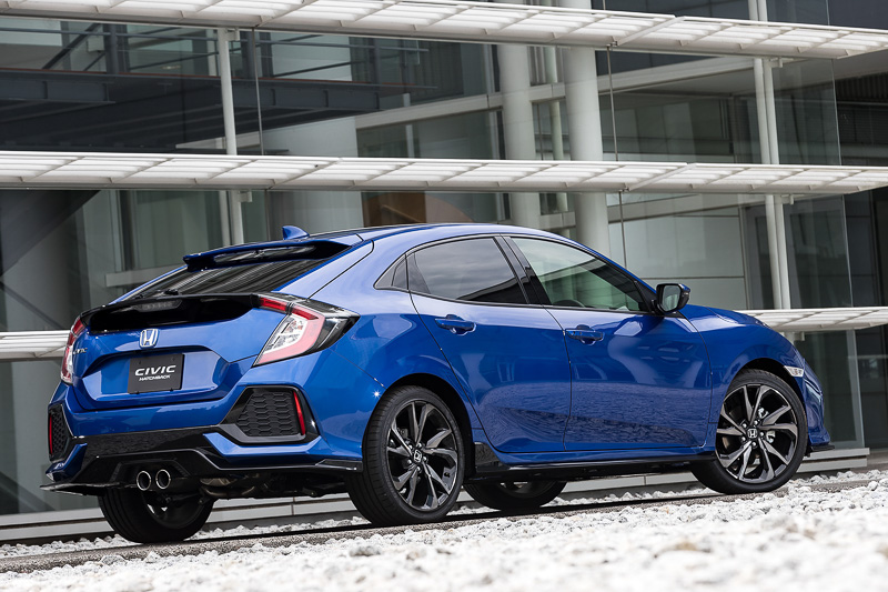 ハッチバックで採用するリアまわりのウィンドウは、セダンのソフトタイプと異なり色の濃いプライバシータイプになる。リアオーバーハングはセダンより130mm短い