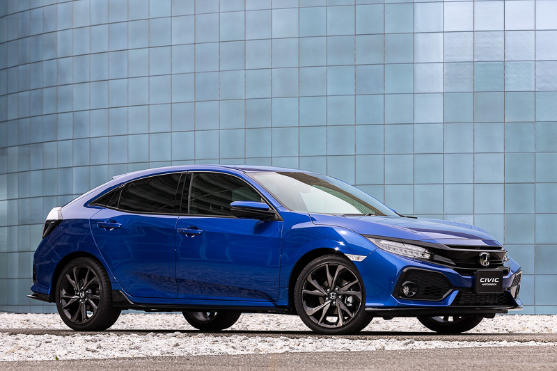 ハッチバックで採用するリアまわりのウィンドウは、セダンのソフトタイプと異なり色の濃いプライバシータイプになる。リアオーバーハングはセダンより130mm短い