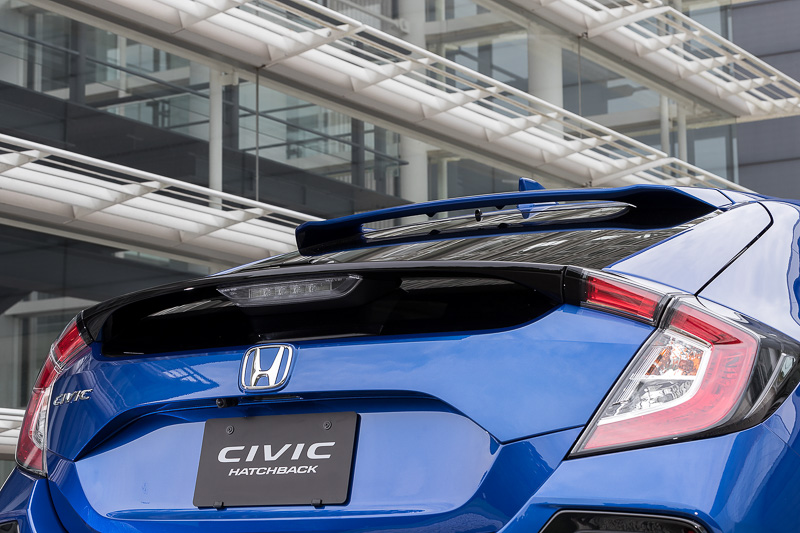 ルーフエンド、テールゲートエンドの両方にスポイラーを装着