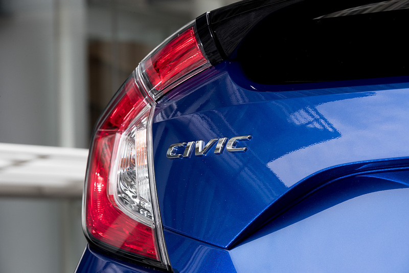 リアハッチ左側の車名バッヂ