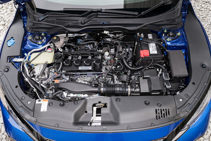 直列4気筒DOHC 1.5リッター直噴VTECターボエンジンを横置きレイアウト。エンジン型式はセダンと異なるが、見た目にはほとんど違いがない