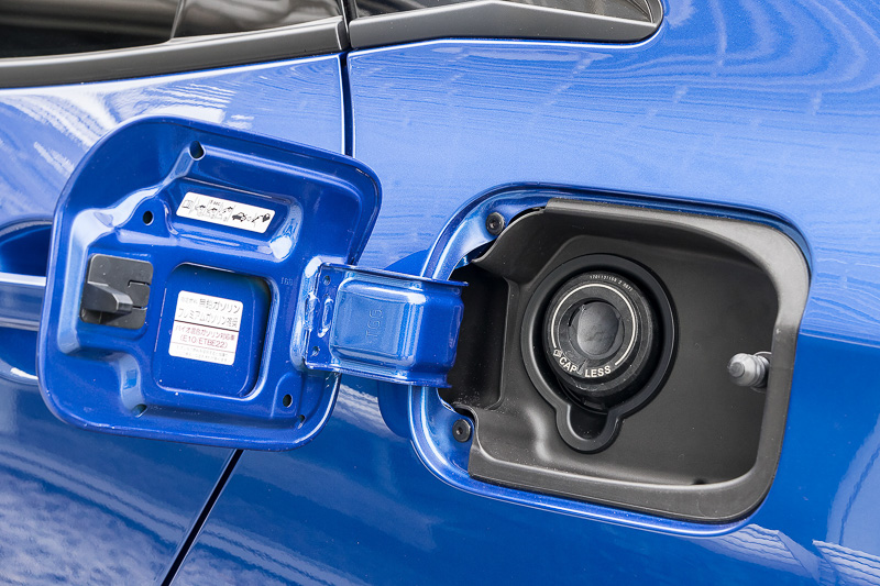 ガソリンは無鉛プレミアム仕様。ハッチバックの給油口はキャップレスタイプ