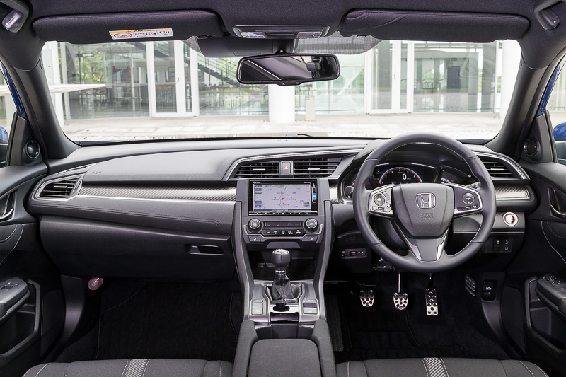 インテリアはルーフライニングまでブラックにしてスポーティな雰囲気を演出