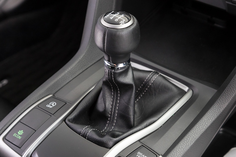 6速MT車のシフトノブ。こちらも本革巻