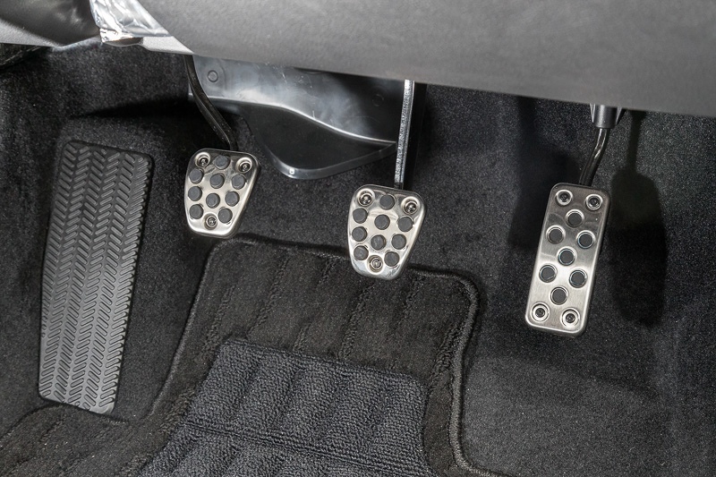 クラッチペダルを備える6速MT車のペダルまわり。こちらもステンレス製スポーツペダルが標準装備