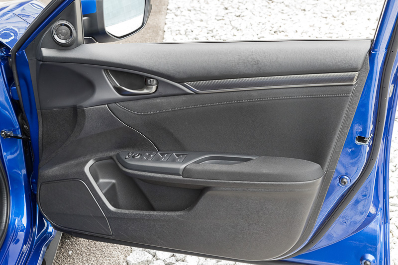 ドアトリムの加飾もカーボン調パネルを採用する