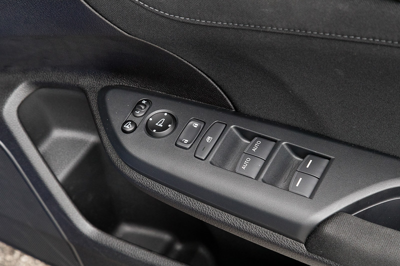 トランクではなくリアハッチとなるため、オープナーが省略される