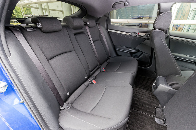 リアシートはセダンより35mm前方に設置。セダンよりリアオーバーハングが短い分をカバーして、ハッチバックらしいラゲッジスペースの使いやすさを確保している