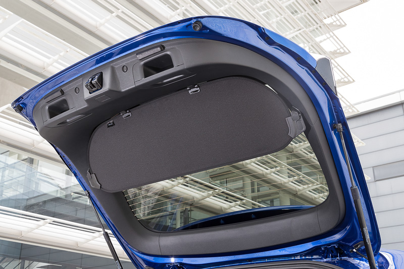 ラゲッジスペースを外部の視線から隠すカバーは上下2分割で、リアハッチと車内側の2カ所に付く