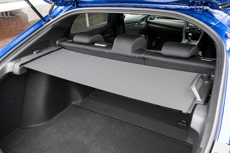 ラゲッジスペースを外部の視線から隠すカバーは上下2分割で、リアハッチと車内側の2カ所に付く