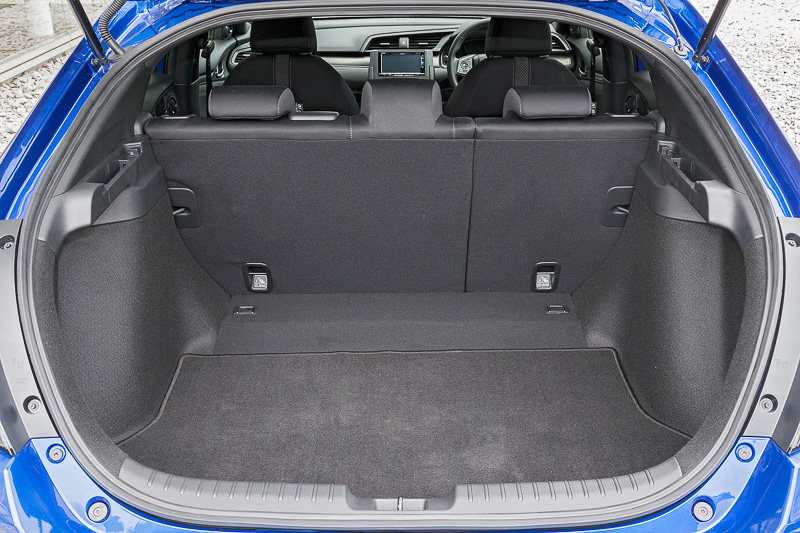 ラゲッジスペースの開口部は最大幅1120mm×高さ960mm。フル乗車時でも420Lの容量を確保