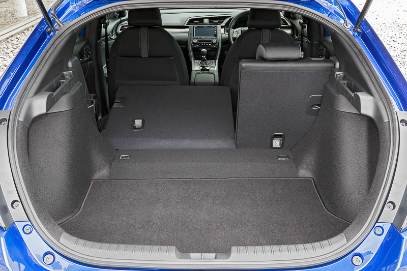 ラゲッジスペースの開口部は最大幅1120mm×高さ960mm。フル乗車時でも420Lの容量を確保