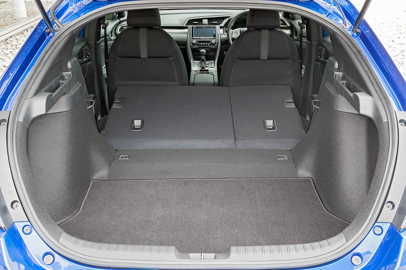 ラゲッジスペースの開口部は最大幅1120mm×高さ960mm。フル乗車時でも420Lの容量を確保