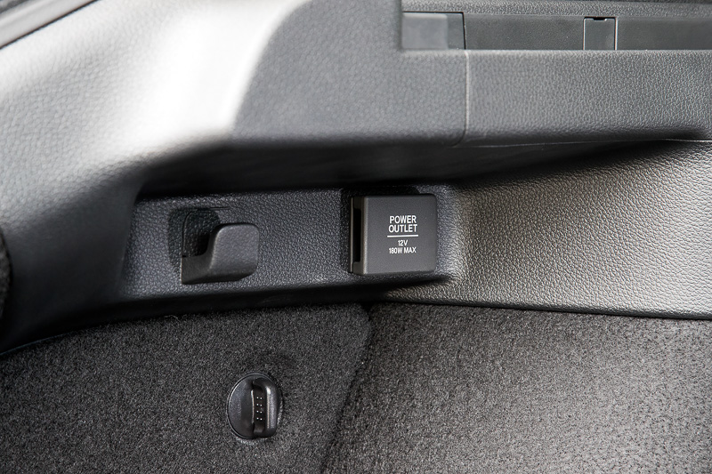 ラゲッジ左サイドにDC12Vソケットを装備
