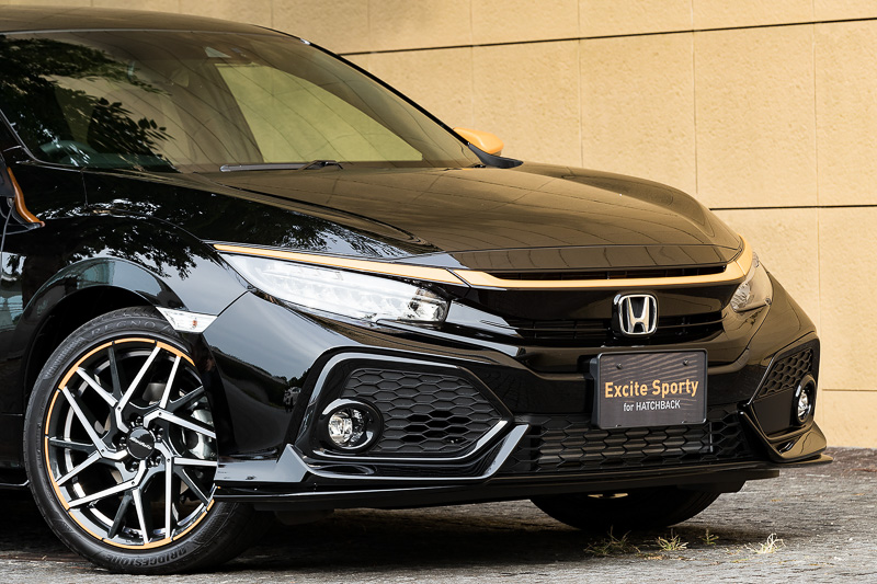 フロントグリルやドアパネル下側など、オレンジ色のアクセントカラーを随所に追加できる