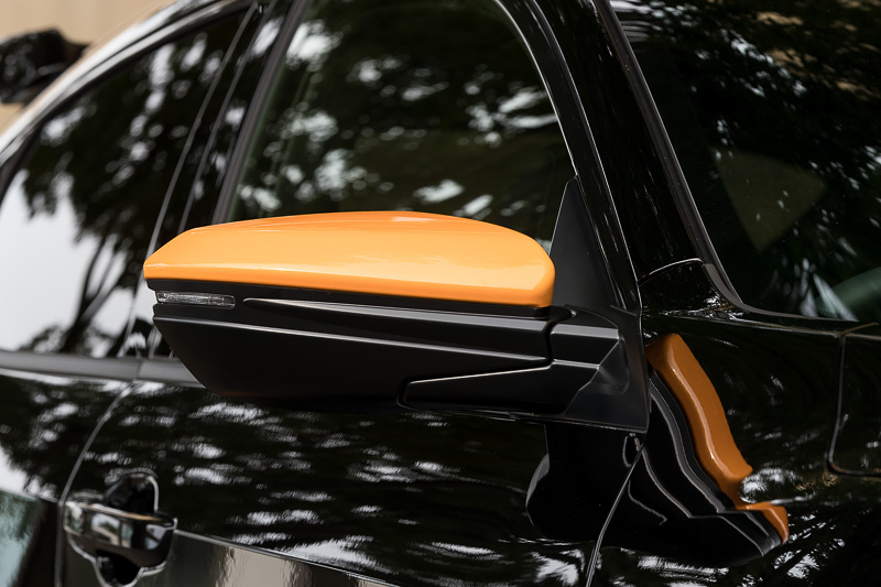 フロントグリルやドアパネル下側など、オレンジ色のアクセントカラーを随所に追加できる