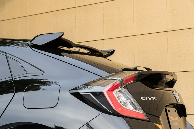 大型のテールゲートスポイラー