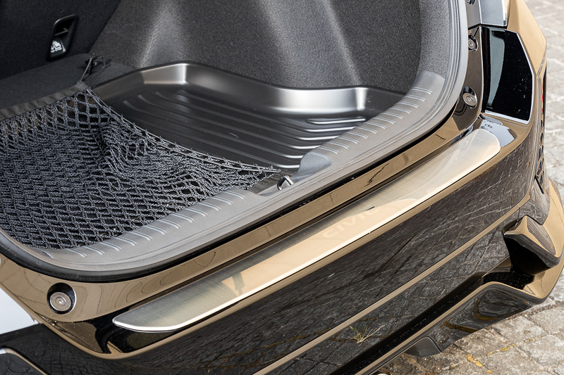 実用性が高いステンレス製のリアバンパープロテクター