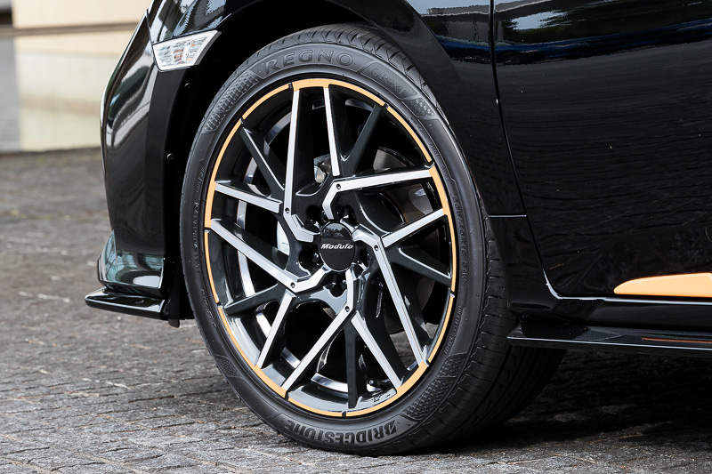 アルミホイール「MS-037」。サイズは18×8Jインセット50mm。切削/ガンパウダーブラック塗装で、こちらにもオレンジの差し色が入る