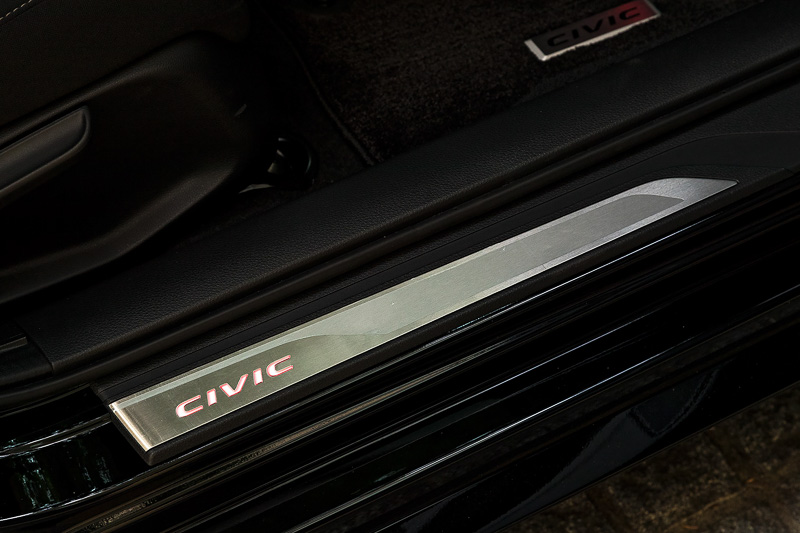 赤いイルミネーション付のステンレス製サイドステップガーニッシュ