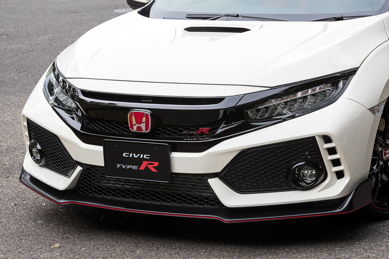 ハッチバックよりもさらにロー＆ワイド感を強調した造形