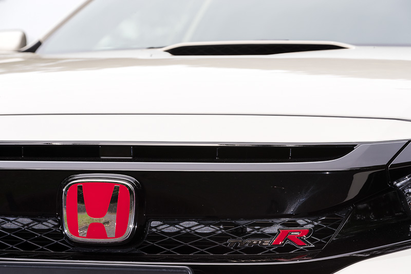 フロントアッパーグリルの開口部にTYPE Rのバッヂが付く