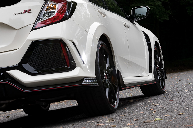 アンダースポイラーには全周に渡って赤いピンストライプが入る