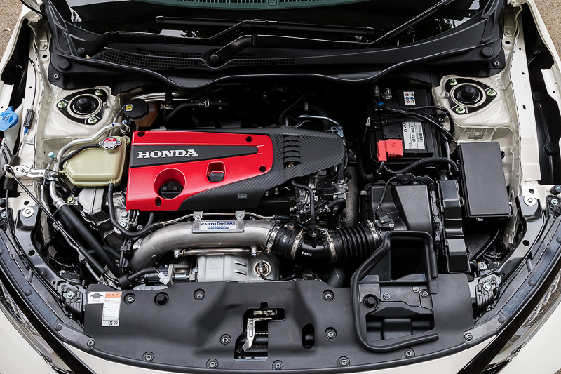 エンジンは最高出力235kW（320PS）/6500rpm、最大トルク400Nm（40.8kgm）/2500-4500rpmを発生