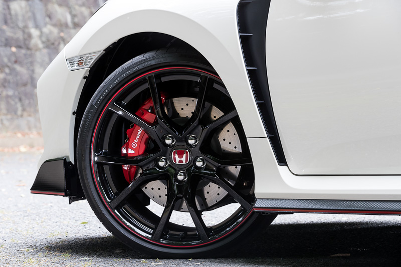 20インチアルミホイールは軽量＆高剛性を実現。タイヤは専用開発したコンチネンタル「スポーツ・コンタクト6」（245/30 ZR20）を装着