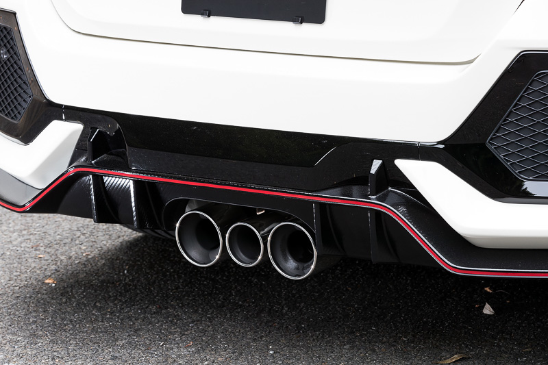 マフラーはストレートレイアウトでエンドパイプが3本ある独特の構造。メインパイプは左右の2本で、センターはエンジン回転数に応じて音圧向上やこもり音の低減といった役割を果たす