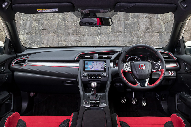 基本デザインはベースのハッチバックから踏襲するものの、赤いアクセントラインや専用加飾により独自のイメージを演出。ステアリングは下側をストレート化した“Dカット”タイプ
