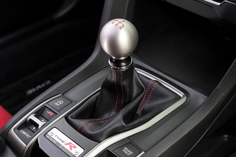 シフトノブはアルミ製の丸型