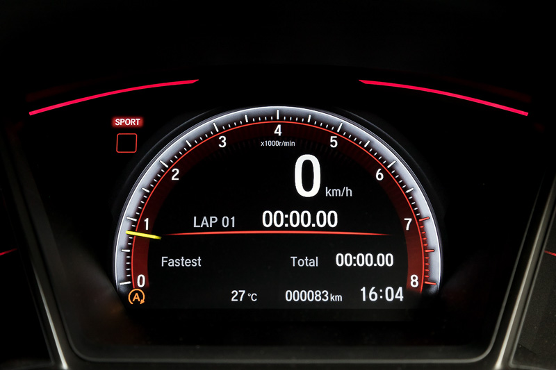 レブインジケーターやGセンサー、ストップウォッチ表示など専用モードを用意