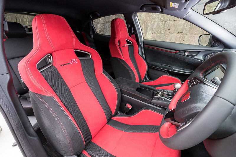 先代より約10％軽量化した新設計の専用シートを採用。前後の調整幅も拡大