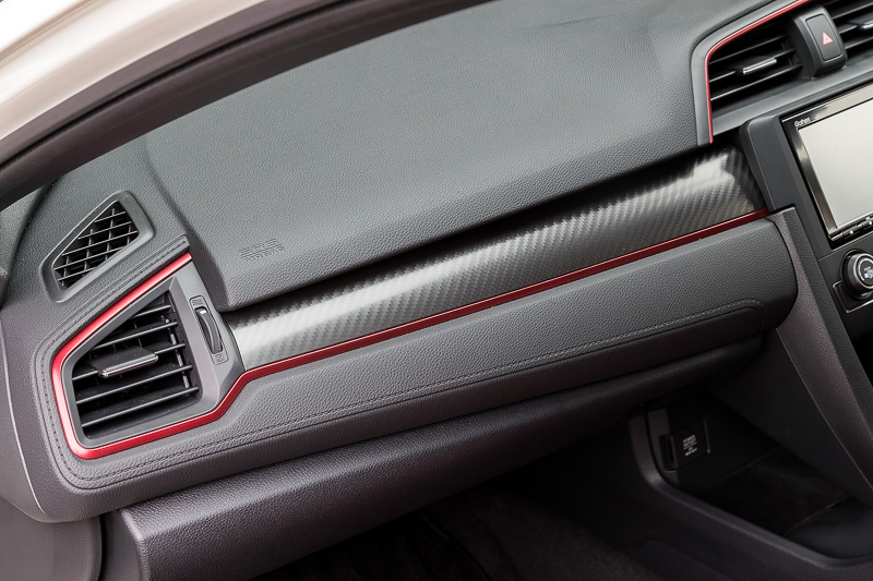インパネ加飾はカーボン調とアルマイト調のコンビネーションタイプ