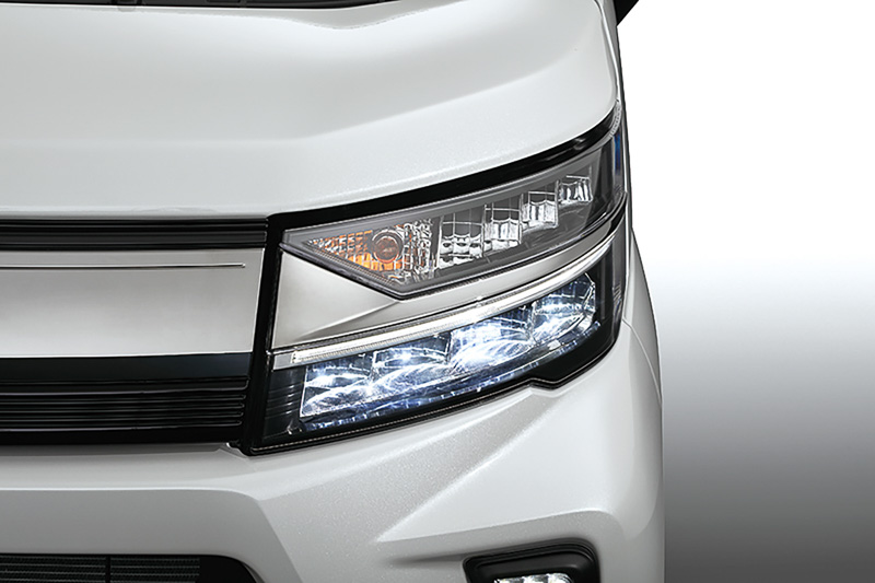 多灯式ハイ＆ローLEDヘッドライト［ヘッドライトレベライザー（マニュアル）付］