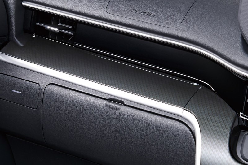 新採用のインパネ加飾パネル（グロッシーブラッククロス）