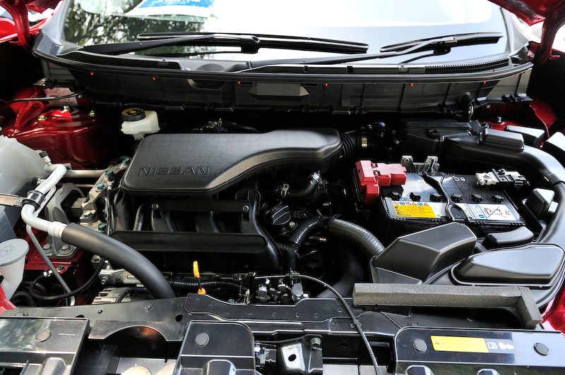 こちらはガソリン仕様の「20X」（3列シート/4WD）で、ボディカラーは新色のガーネットレッド。価格は282万7440円。ハイブリッド車と同様に直列4気筒DOHC 2.0リッター直噴エンジンを搭載し、JC08モード燃費は15.6km/L～16.4km/Lとなっている。足下では新デザインの18インチアルミホイール（タイヤサイズ：225/60 R18）を装着