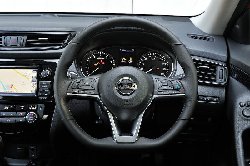 マイナーチェンジに伴い、インテリアでは新形状のインストパッドやステアリングホイールを採用するとともに、コンソールリッドのステッチラインやドアフィニッシャーカラーの変更も行なわれた