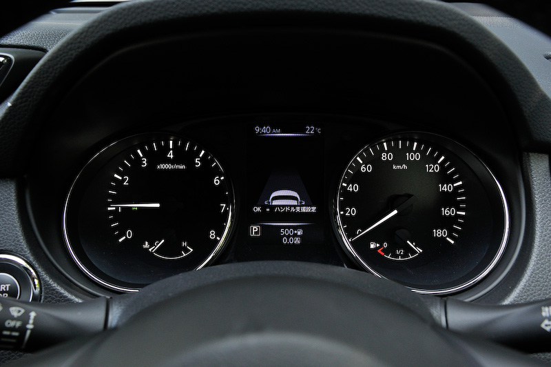 マイナーチェンジに伴い、インテリアでは新形状のインストパッドやステアリングホイールを採用するとともに、コンソールリッドのステッチラインやドアフィニッシャーカラーの変更も行なわれた