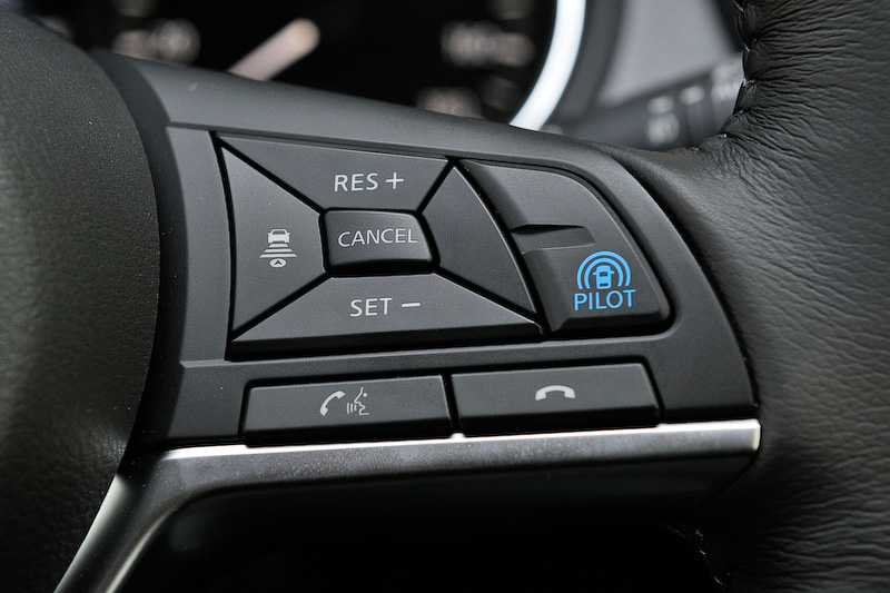 マイナーチェンジに伴い、インテリアでは新形状のインストパッドやステアリングホイールを採用するとともに、コンソールリッドのステッチラインやドアフィニッシャーカラーの変更も行なわれた