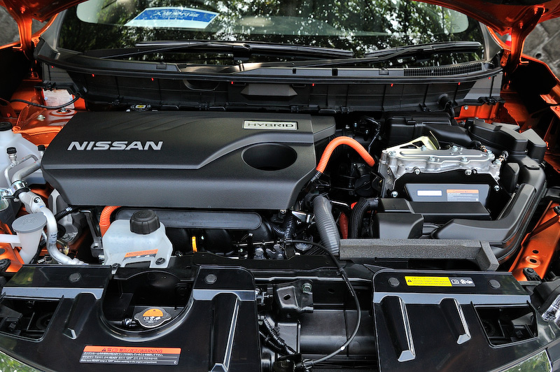 6月8日にマイナーチェンジした「エクストレイル」。撮影車はハイブリッドの「20X HYBRID」(2列シート/4WD)で、ボディカラーは新色のプレミアムコロナオレンジ。価格は309万8520円。ボディサイズは4690×1820×1730mm(全長×全幅×全高)、ホイールベースは2705mm。最高出力108kW(147PS)/6000rpm、最大トルク207Nm(21.1kgm)/4400rpmを発生する直列4気筒DOHC 2.0リッター直噴「MR20DD」エンジンを搭載し、これに「RM31」モーター(41PS/160Nm)を組み合わせる。ハイブリッド車のJC08モード燃費は20.0km/L~20.8km/L