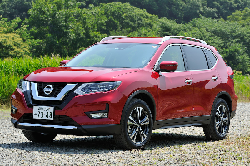 こちらはガソリン仕様の「20X」（3列シート/4WD）で、ボディカラーは新色のガーネットレッド。価格は282万7440円。ハイブリッド車と同様に直列4気筒DOHC 2.0リッター直噴エンジンを搭載し、JC08モード燃費は15.6km/L～16.4km/Lとなっている。足下では新デザインの18インチアルミホイール（タイヤサイズ：225/60 R18）を装着