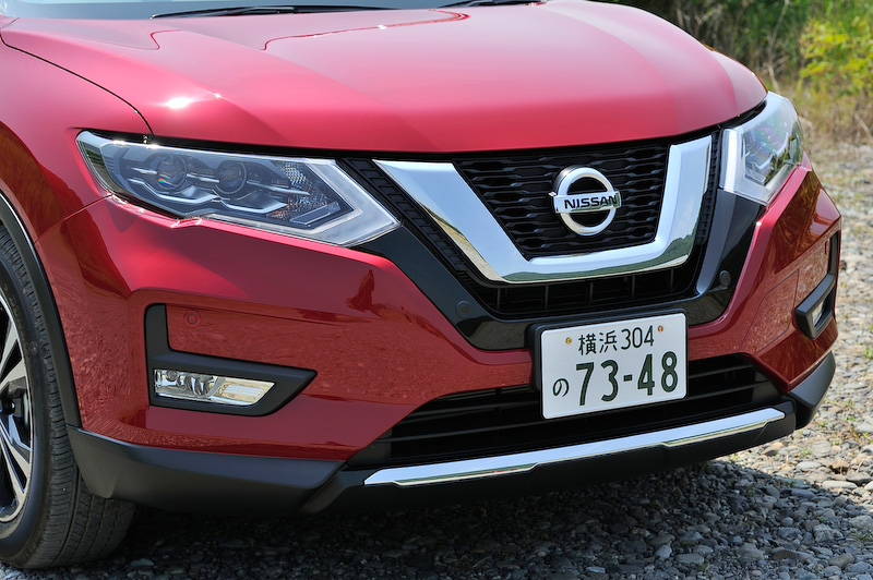 こちらはガソリン仕様の「20X」（3列シート/4WD）で、ボディカラーは新色のガーネットレッド。価格は282万7440円。ハイブリッド車と同様に直列4気筒DOHC 2.0リッター直噴エンジンを搭載し、JC08モード燃費は15.6km/L～16.4km/Lとなっている。足下では新デザインの18インチアルミホイール（タイヤサイズ：225/60 R18）を装着