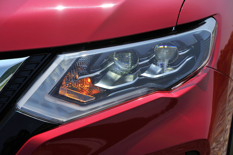 こちらはガソリン仕様の「20X」（3列シート/4WD）で、ボディカラーは新色のガーネットレッド。価格は282万7440円。ハイブリッド車と同様に直列4気筒DOHC 2.0リッター直噴エンジンを搭載し、JC08モード燃費は15.6km/L～16.4km/Lとなっている。足下では新デザインの18インチアルミホイール（タイヤサイズ：225/60 R18）を装着